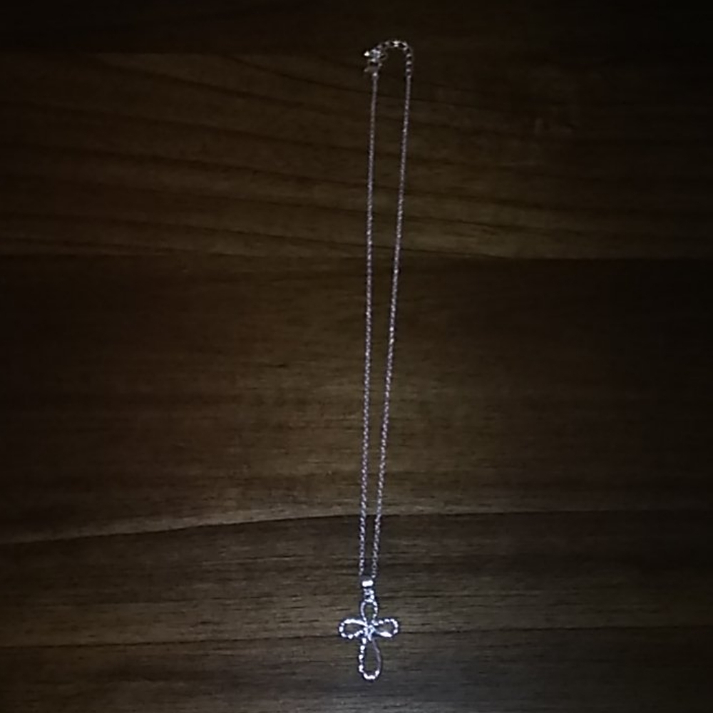 Cross pendant with necklace